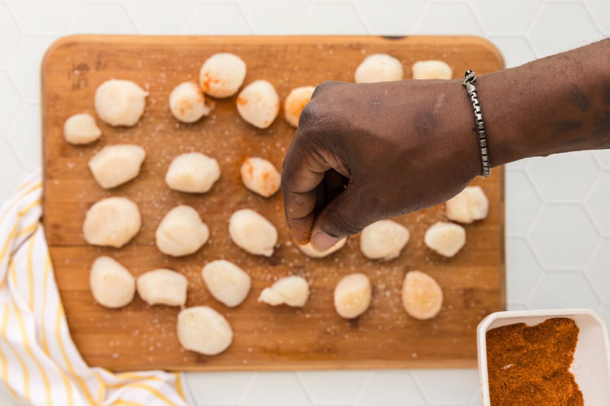 seasonings scallops on a cutting board