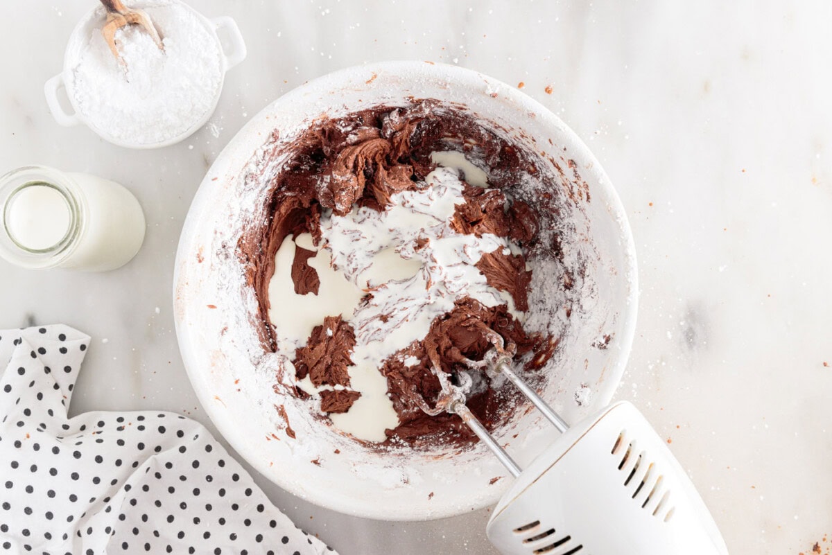 hand mixer incorporating chocolate frosting ingredients