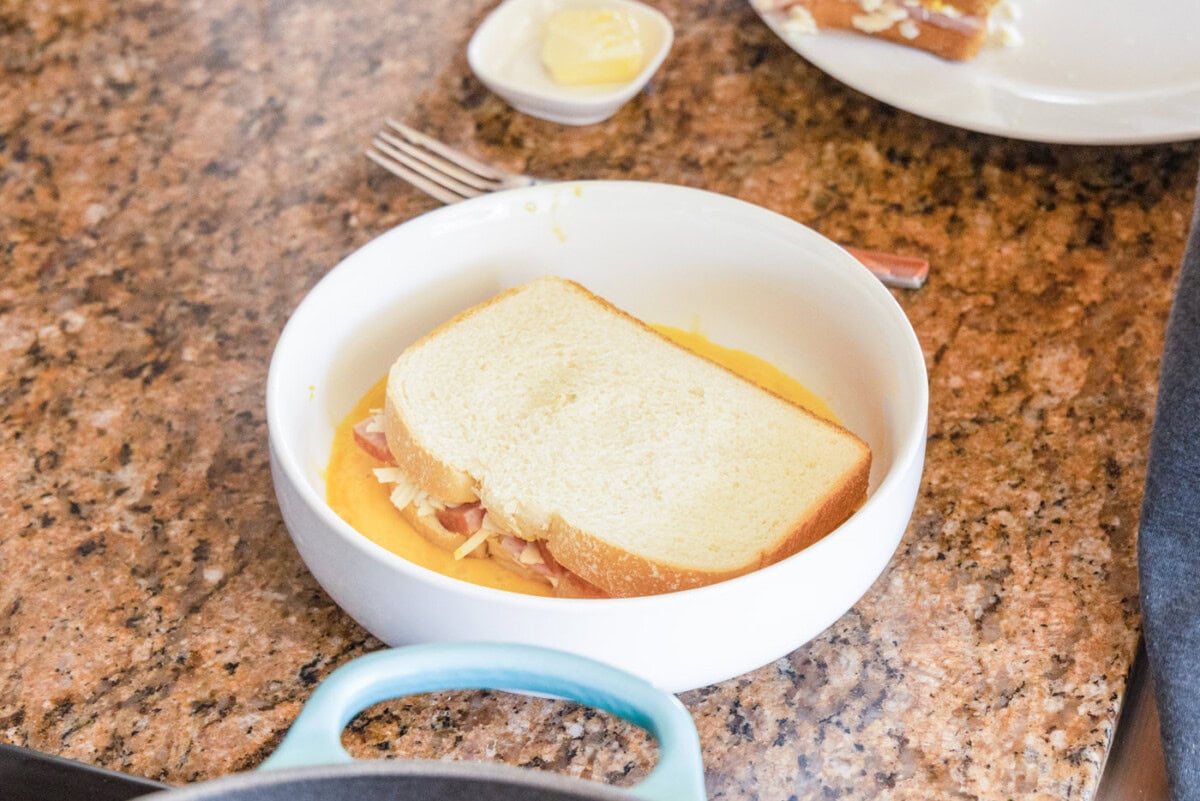 dredging monte cristo sandwich in egg