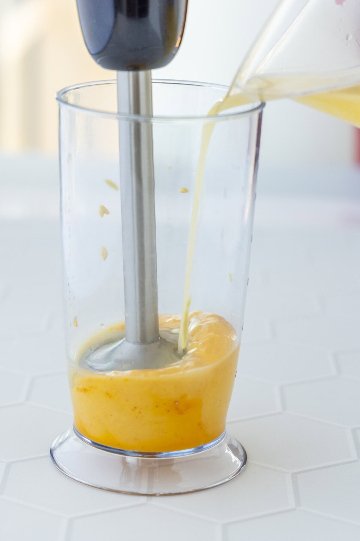 blitzing hollandaise sauce in immersion blender