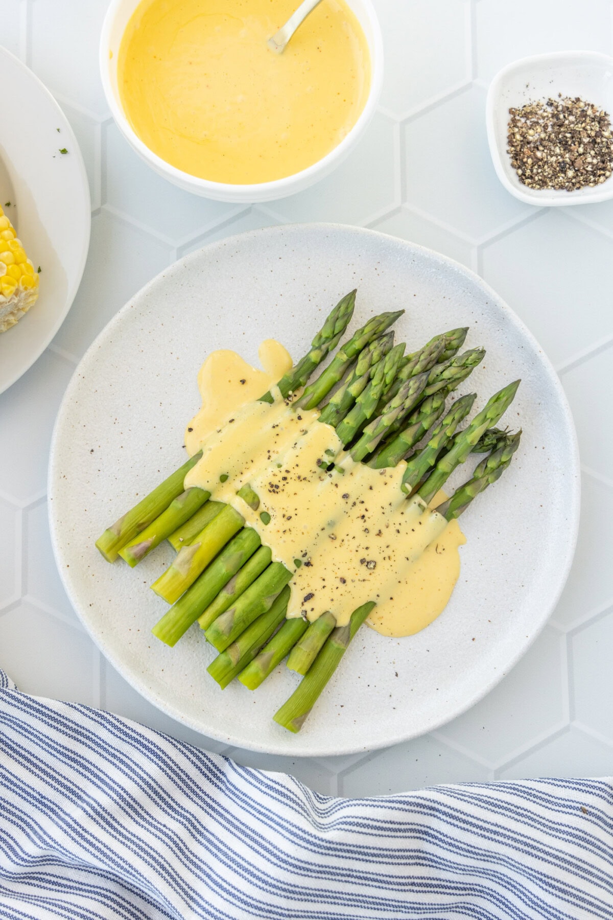 Hollandaise Sauce on asparagus