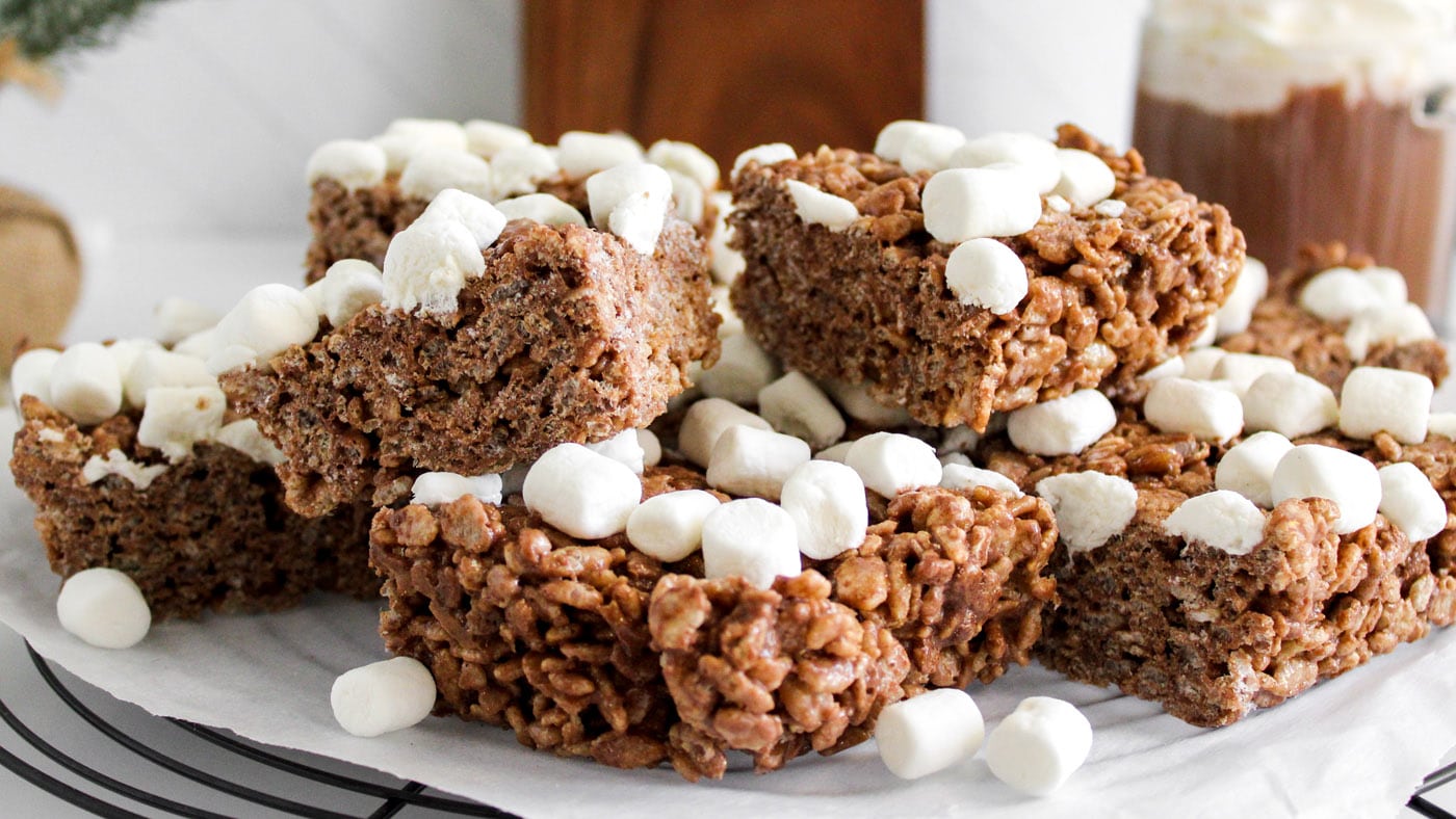 Hot cocoa rice krispie treats are quick and easy to make with only 4 ingredients - a bit of hot choc