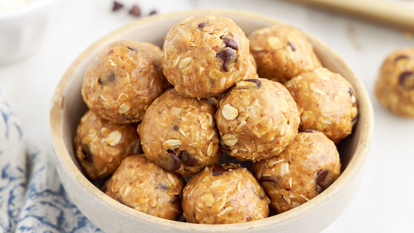 These no bake energy balls are easy to make with 7 ingredients - creamy peanut butter, honey, vanill