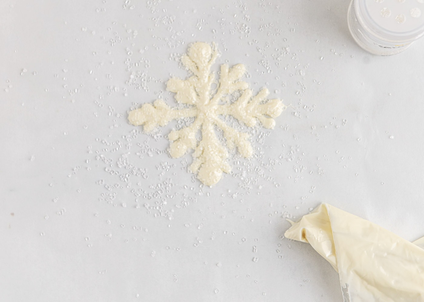 how to pipe white chocolate snowflakes