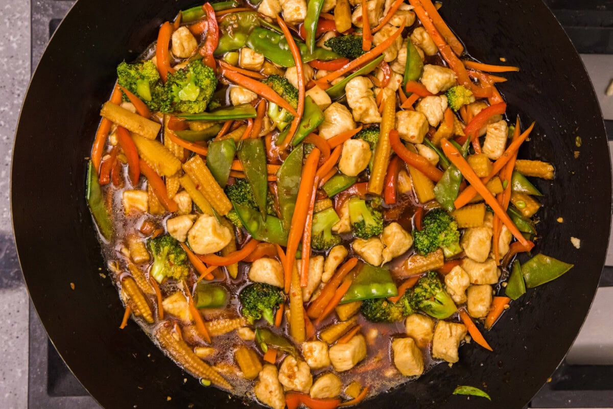 Hunan chicken in a wok