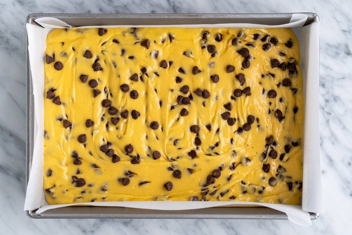 chocolate chips added on top of cake mix cookie bars