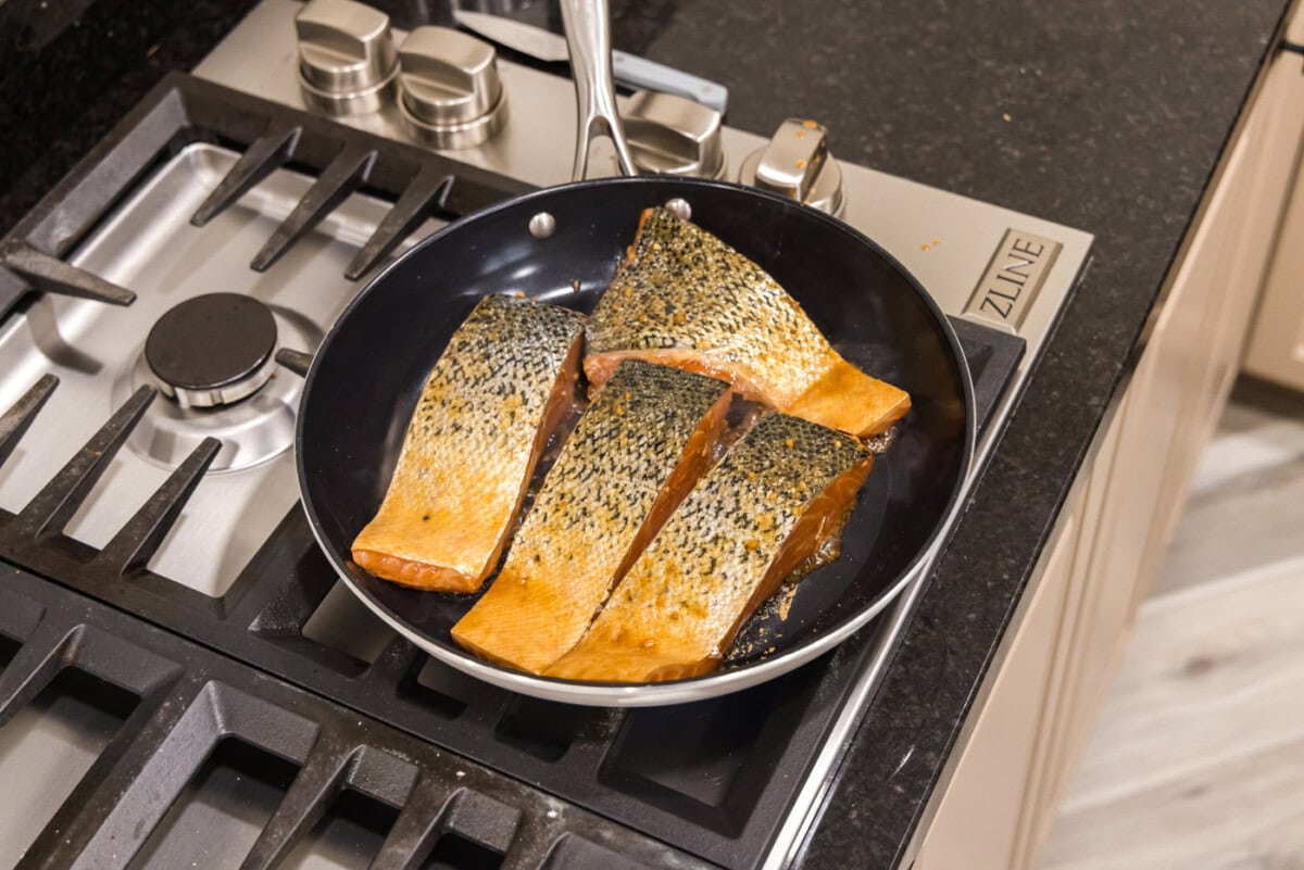 pan searing salmon