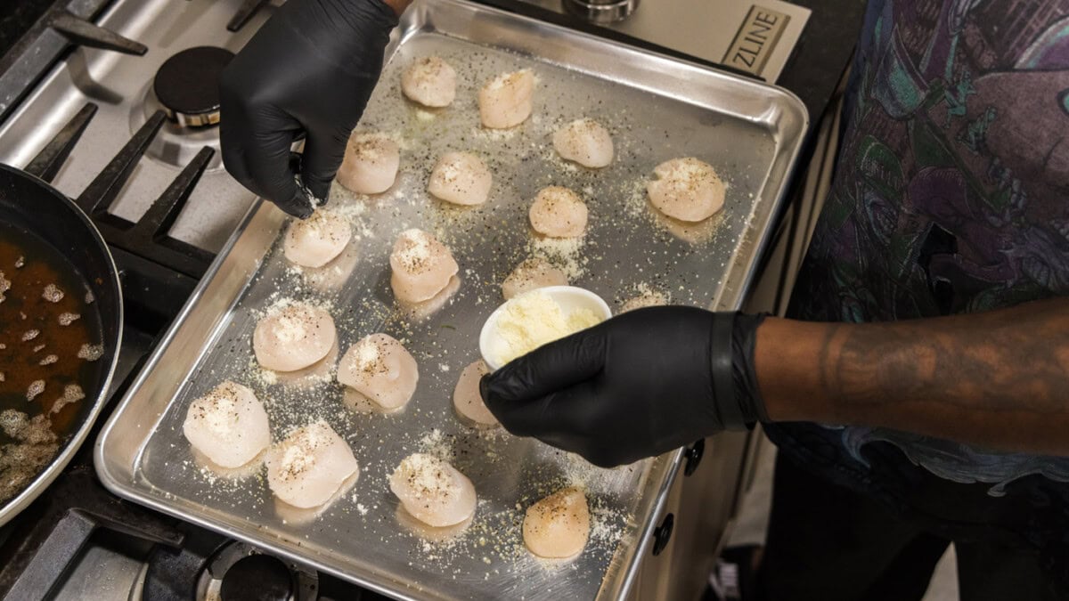 seasoning scallops with garlic salt and pepper