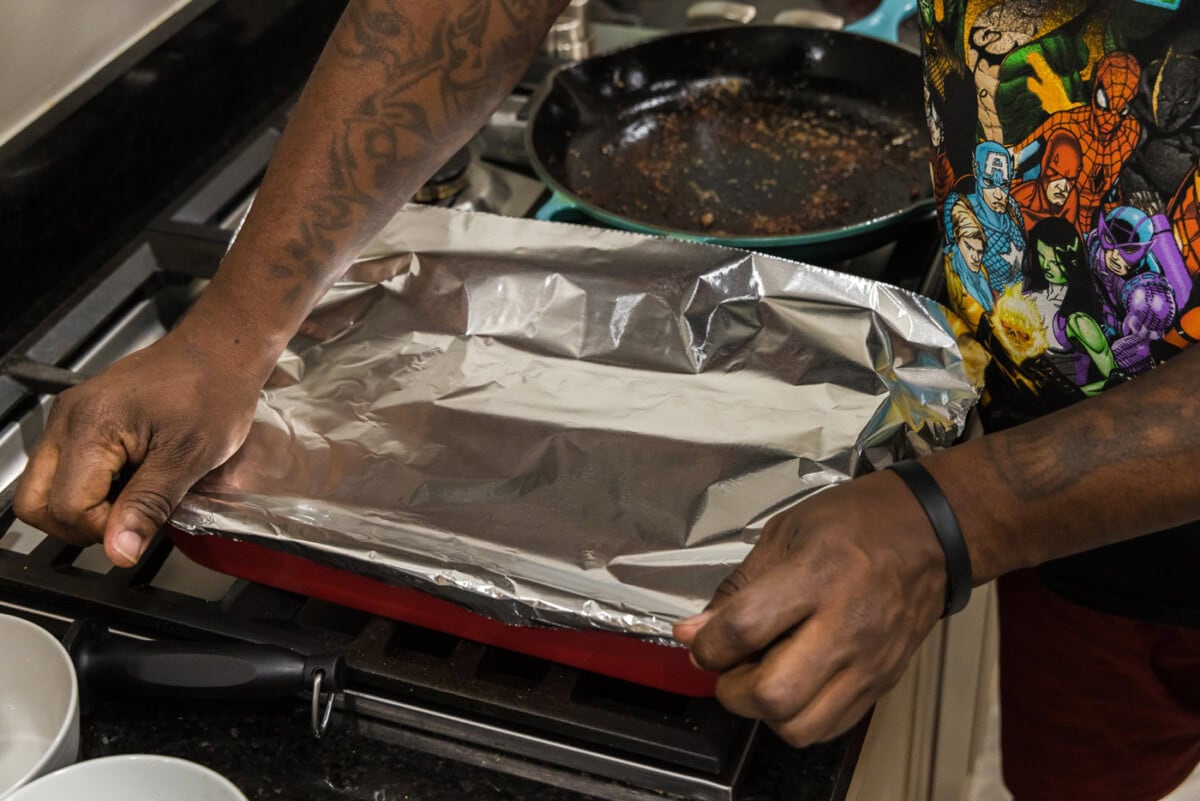 covering pan with aluminum foil