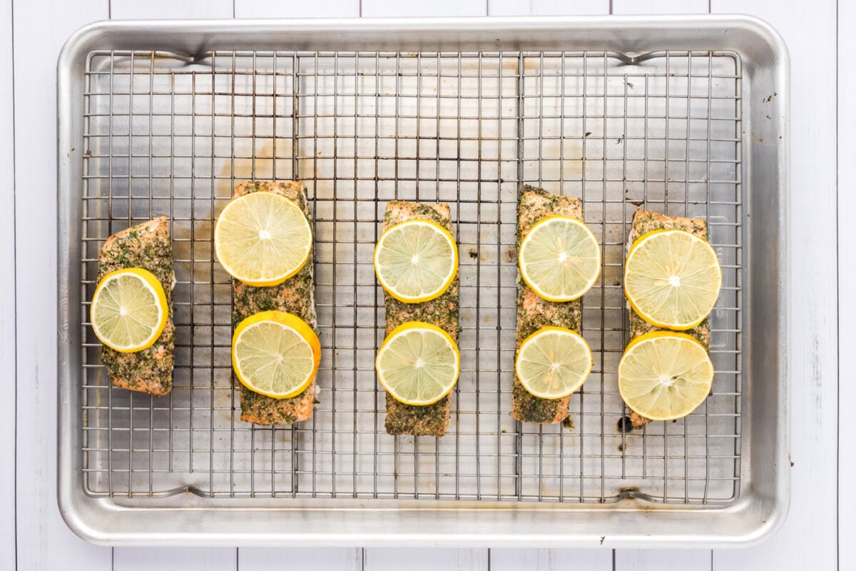 dill salmon with lemon slices