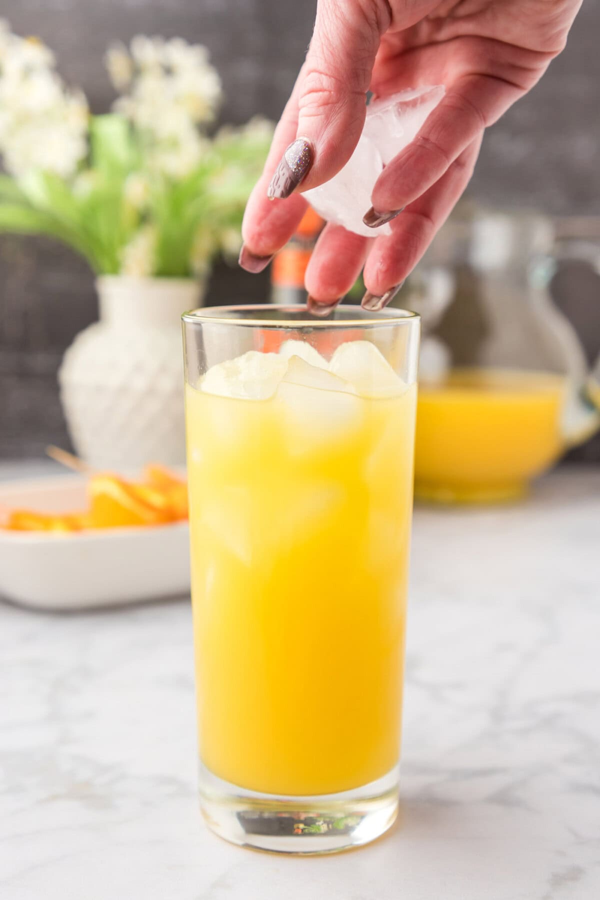adding ice to fuzzy navel cocktail