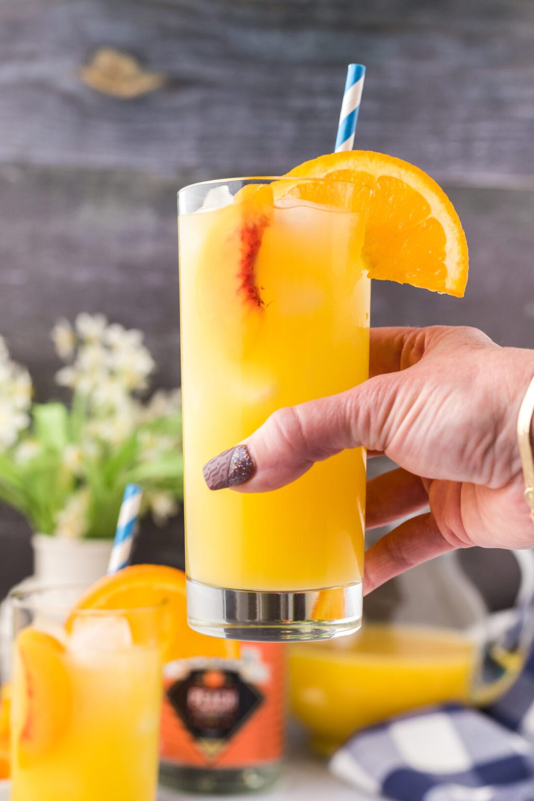 Hand holding a Fuzzy Navel drink