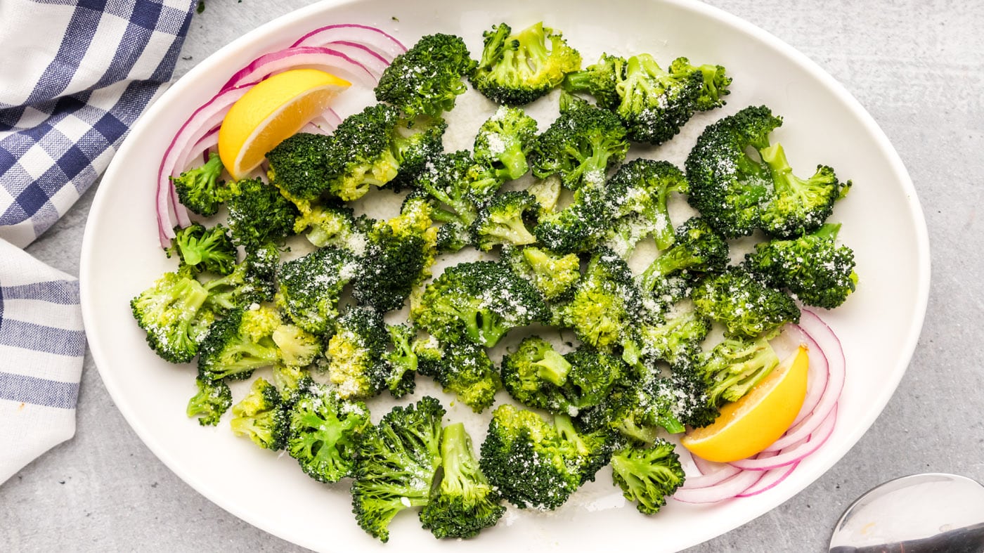 Easy, quick, and chock full of healthy vitamins and minerals, this instant pot broccoli comes togeth