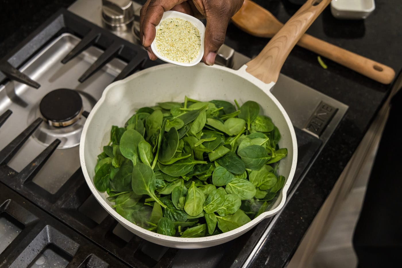 seasoning spinach leaves with garlic salt