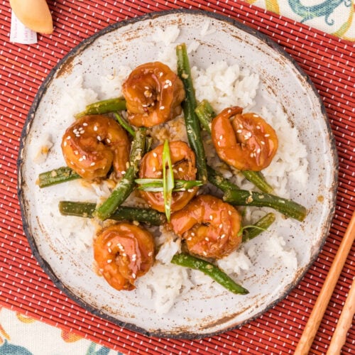 Plate of Hunan Shrimp served over rice and garlic green beans