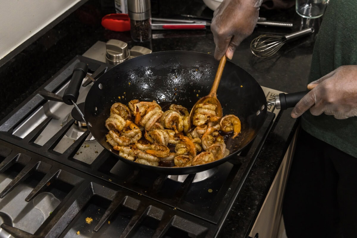 tossing shrimp in hunan sauce