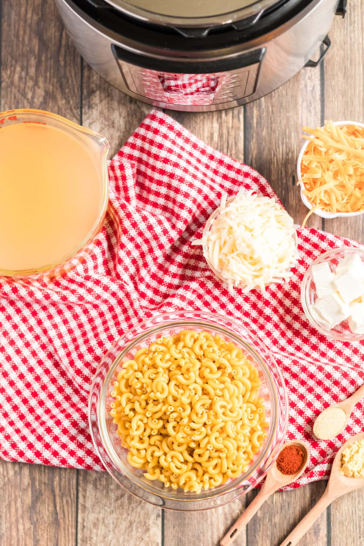 Creamy, delicious Instant Pot mac and cheese. If you're wondering how to make macaroni and cheese in your Instant Pot, I'm going to show you how to do it with just 5 minutes of cooking time. This Instant Pot mac and cheese is easy to make and it's super creamy and delicious! #macandcheese #macaroniandcheese #instantpot #instantpotmacandcheese #cheddarcheese #mozzarella #creamcheese #elbowmacaroni Ingredients for Instant Pot Mac and Cheese