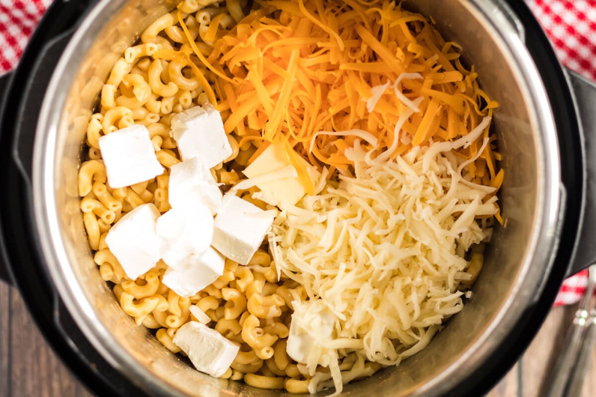 Creamy, delicious Instant Pot mac and cheese. If you're wondering how to make macaroni and cheese in your Instant Pot, I'm going to show you how to do it with just 5 minutes of cooking time. This Instant Pot mac and cheese is easy to make and it's super creamy and delicious! #macandcheese #macaroniandcheese #instantpot #instantpotmacandcheese #cheddarcheese #mozzarella #creamcheese #elbowmacaroni