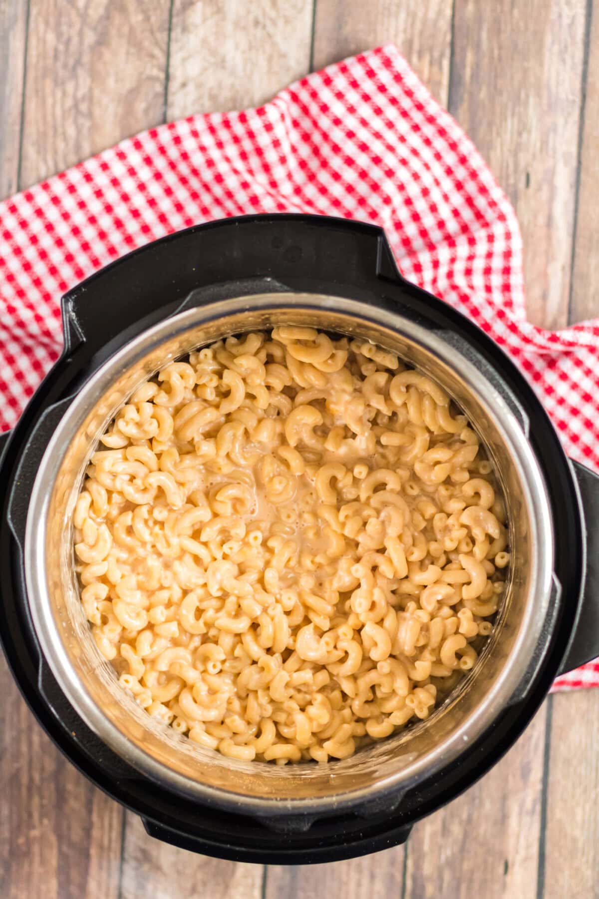 Creamy, delicious Instant Pot mac and cheese. If you're wondering how to make macaroni and cheese in your Instant Pot, I'm going to show you how to do it with just 5 minutes of cooking time. This Instant Pot mac and cheese is easy to make and it's super creamy and delicious! #macandcheese #macaroniandcheese #instantpot #instantpotmacandcheese #cheddarcheese #mozzarella #creamcheese #elbowmacaroni