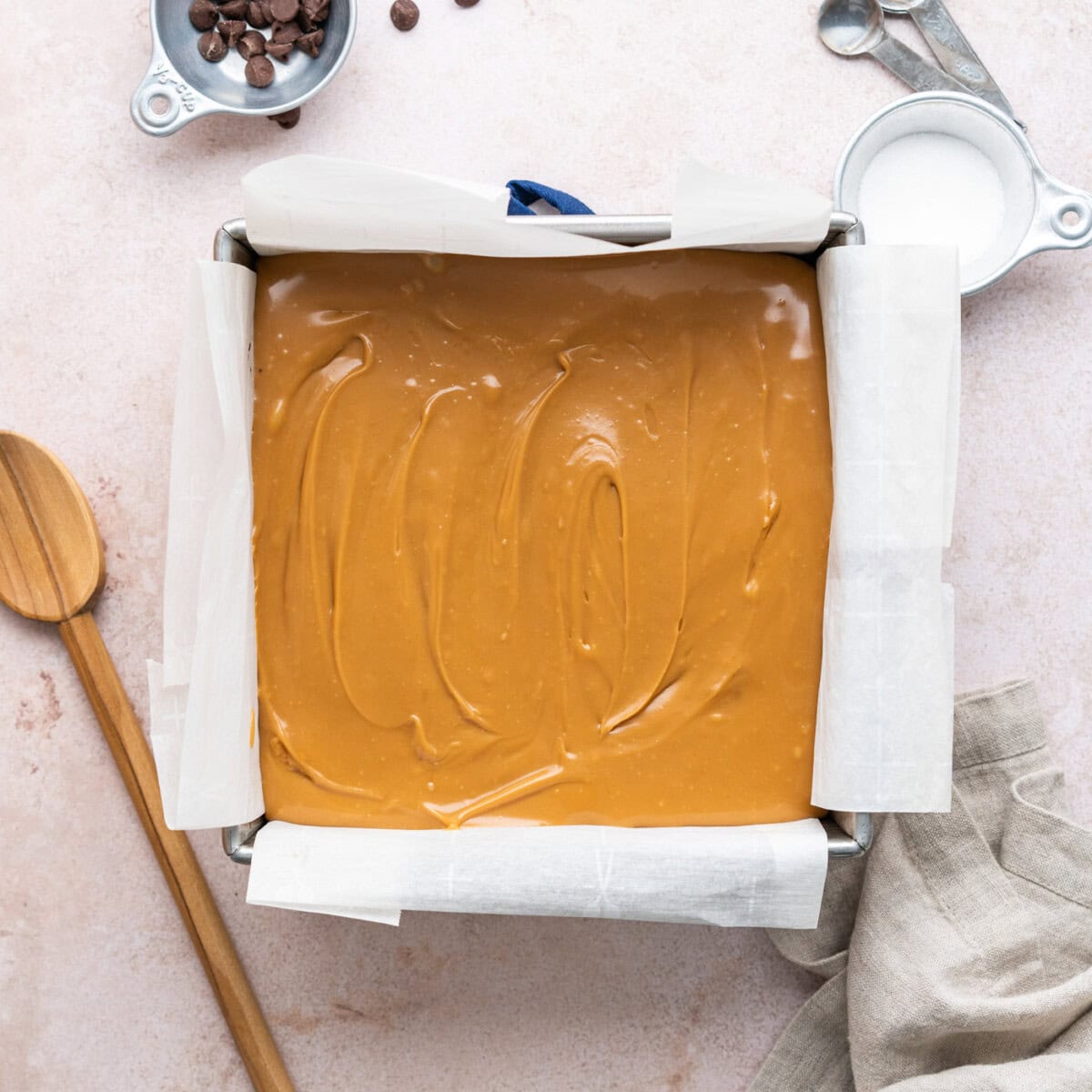layer of caramel over brownies in a pan