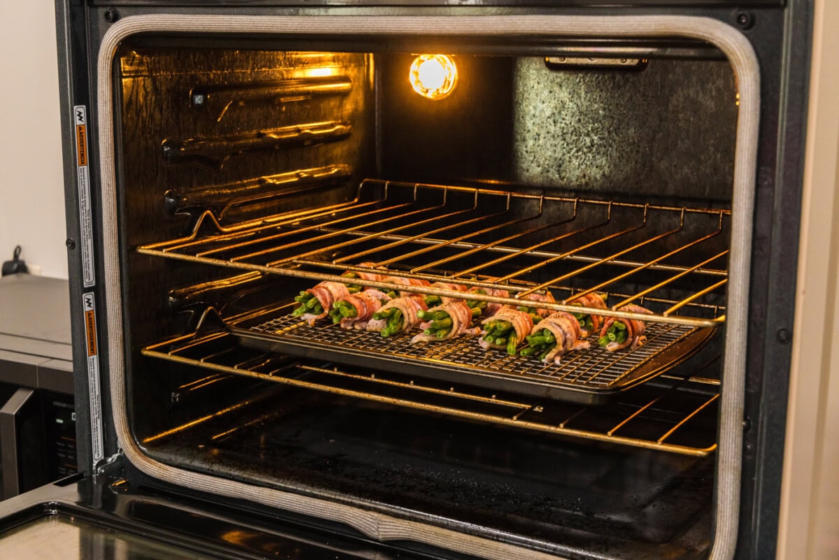 how to make bacon wrapped green bean bundles