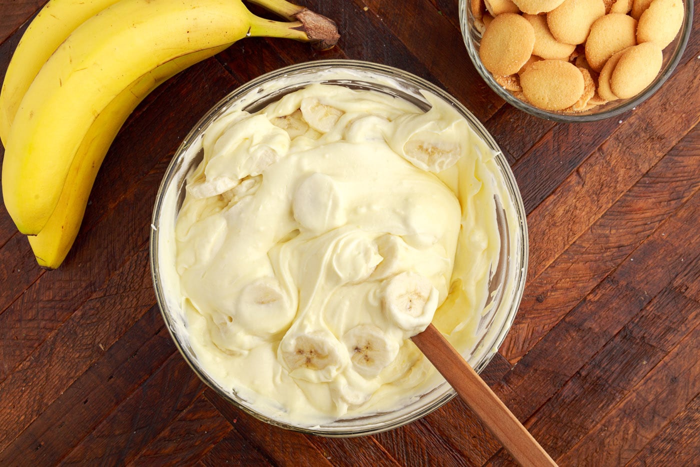 cream cheese pudding mixture with sliced bananas