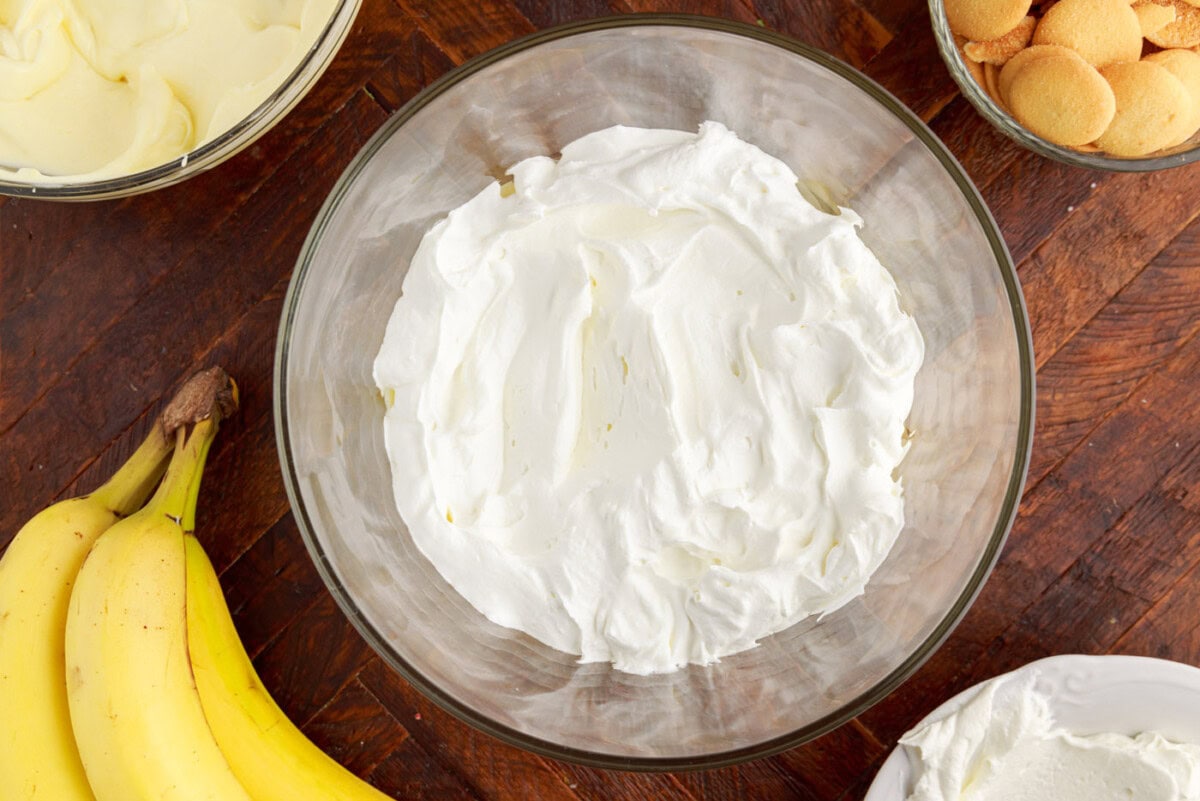layer of whipped cream over the top of banana pudding