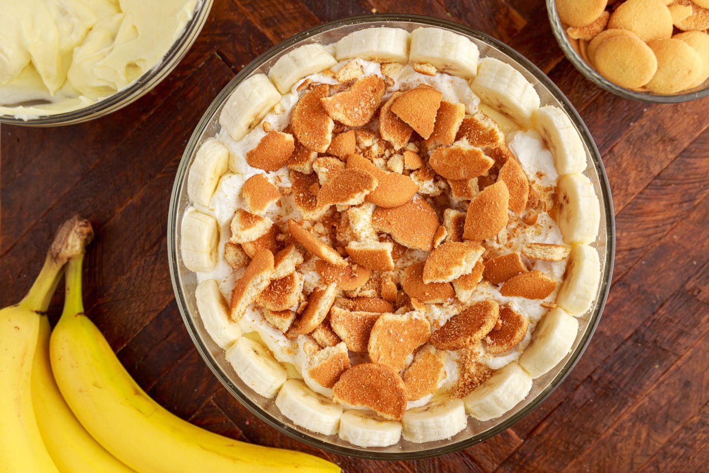 adding a ring of sliced bananas around the trifle bowl