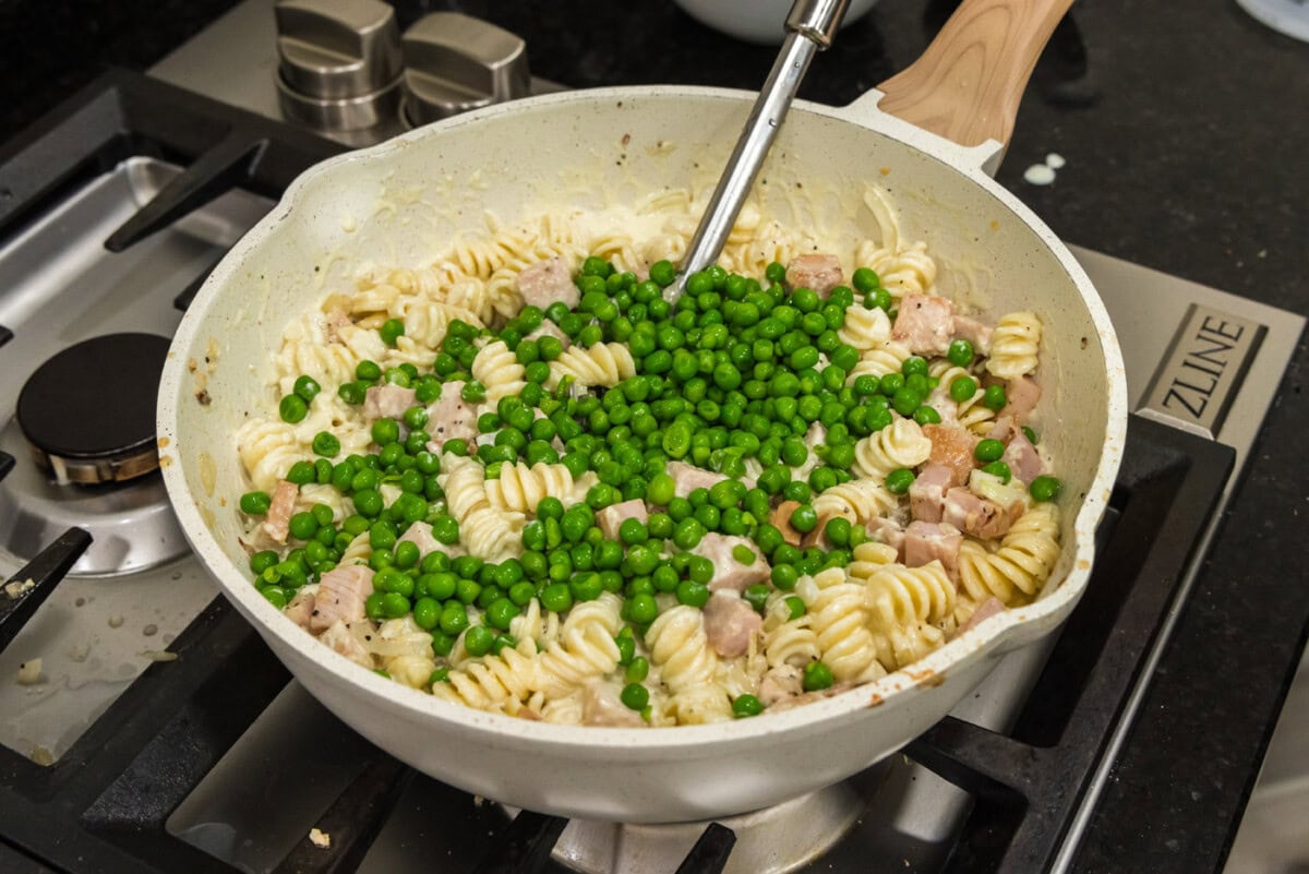 frozen peas added to turkey carbonara