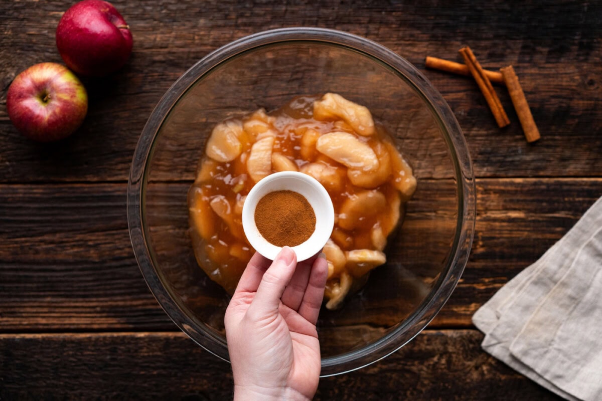 adding cinnamon to apple pie filling