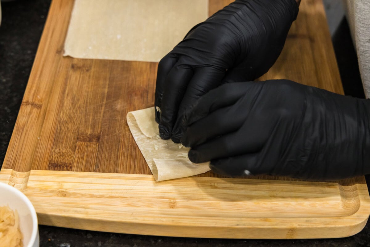 how to fold a wonton wrapper