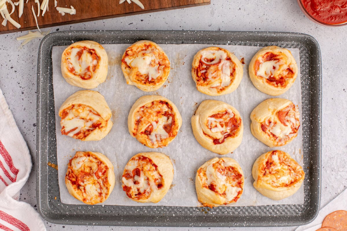 baked pepperoni pizza pinwheels