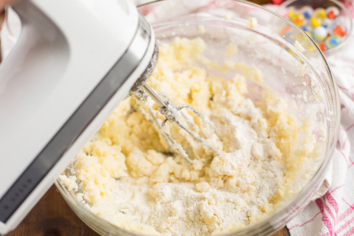 Hand mixer blending cupcake batter together