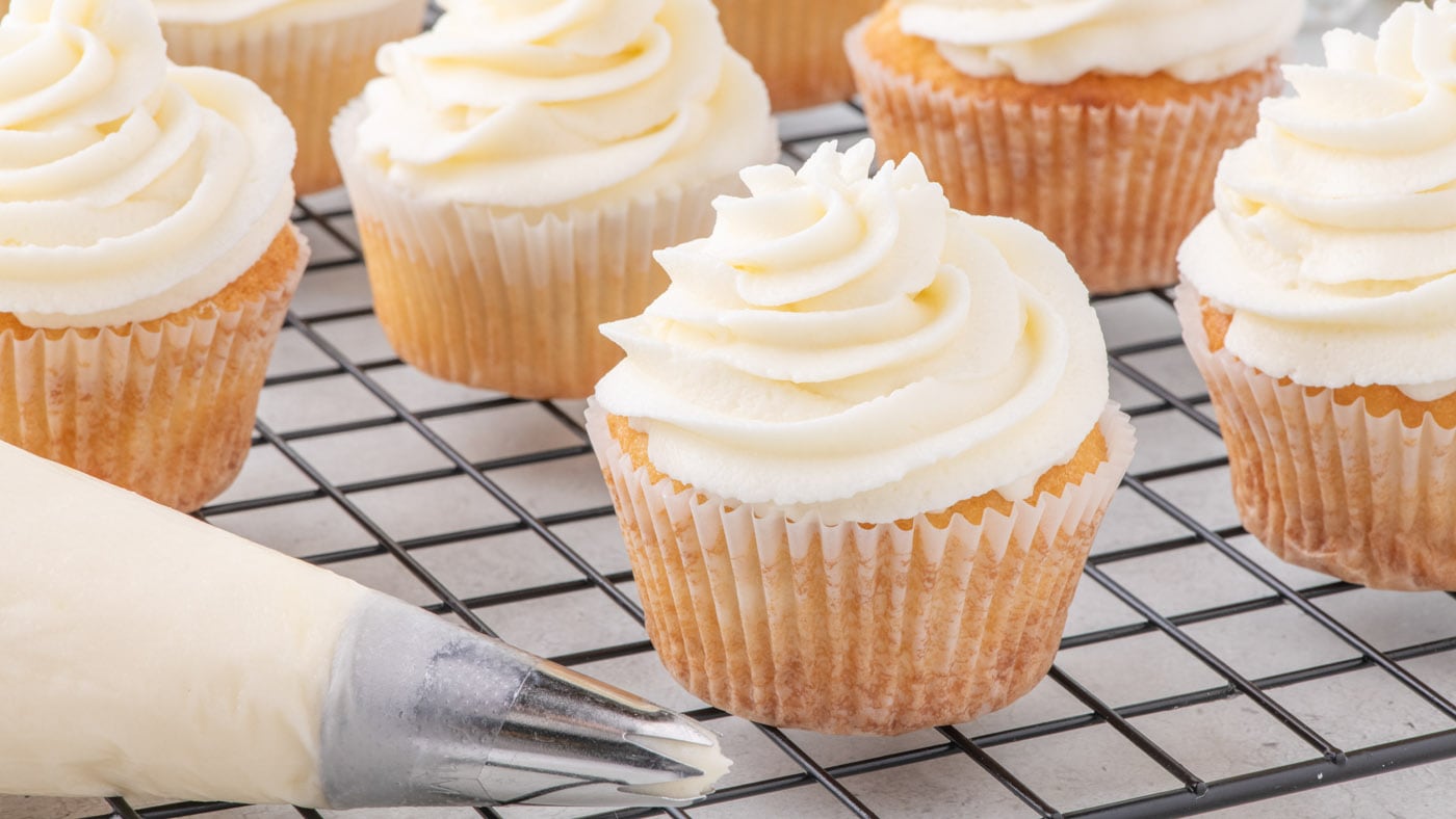 Vanilla Cupcakes - Amanda's Cookin' - Cake & Cupcakes