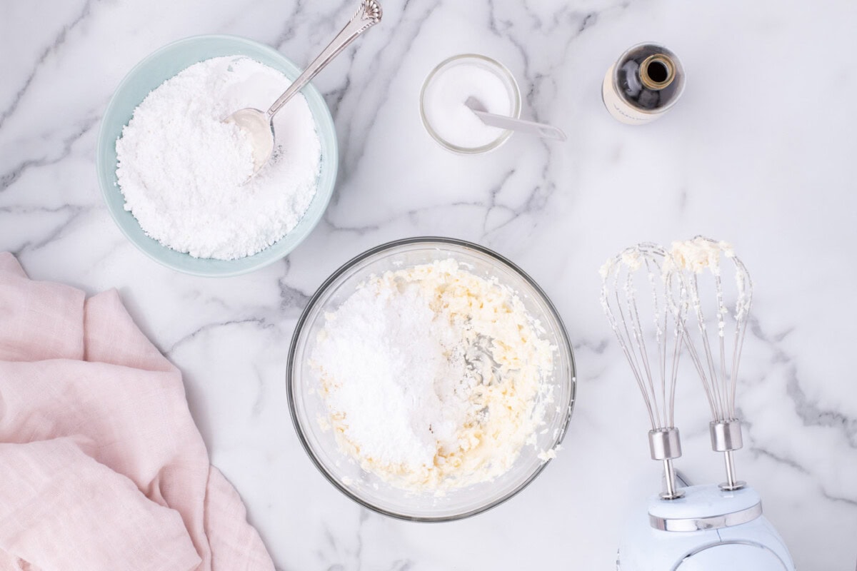 adding powdered sugar to cream cheese frosting