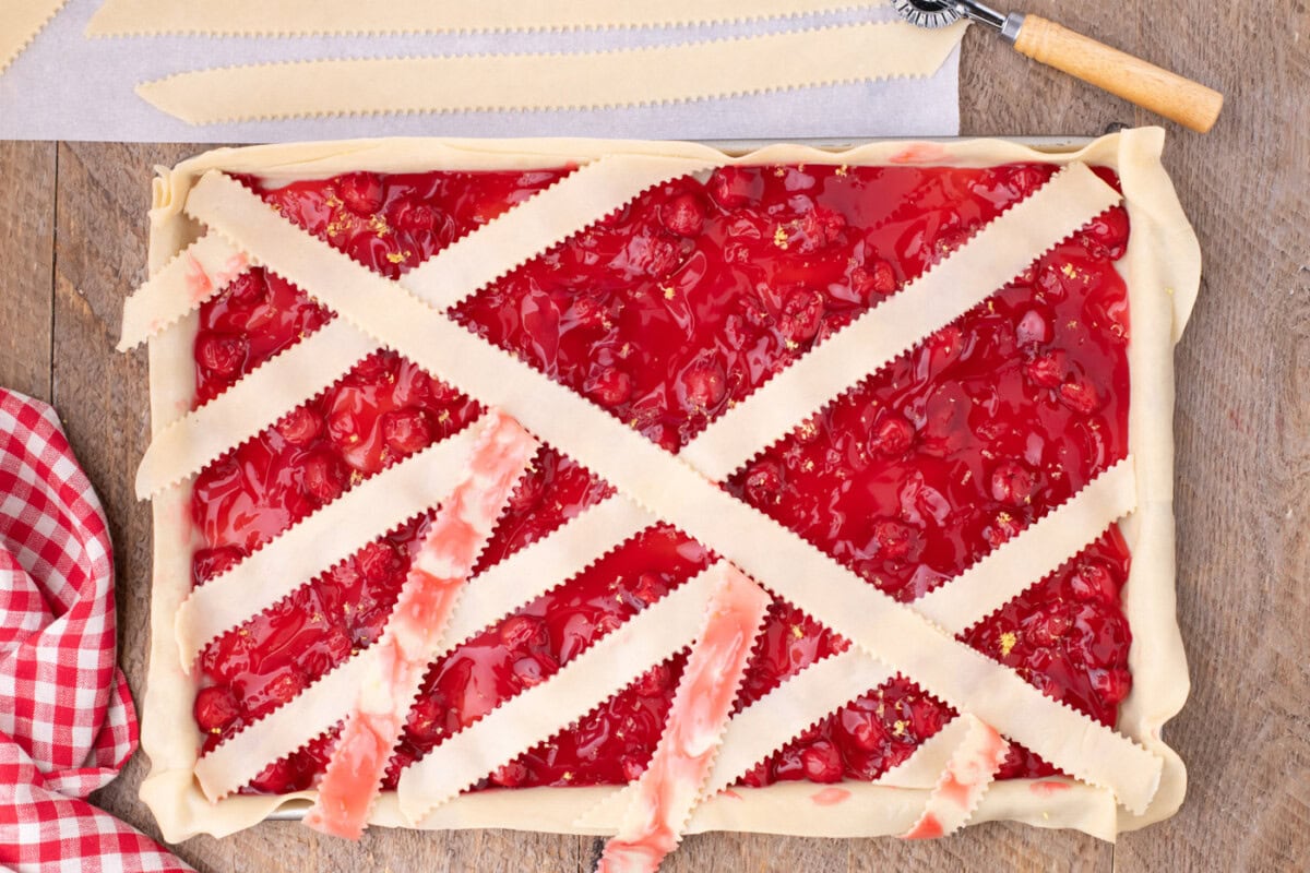 creating a lattice top weave on slab pie