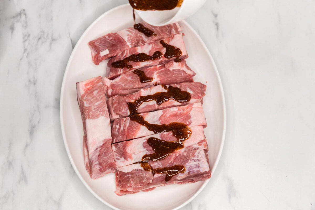 topping country style ribs with wet rub