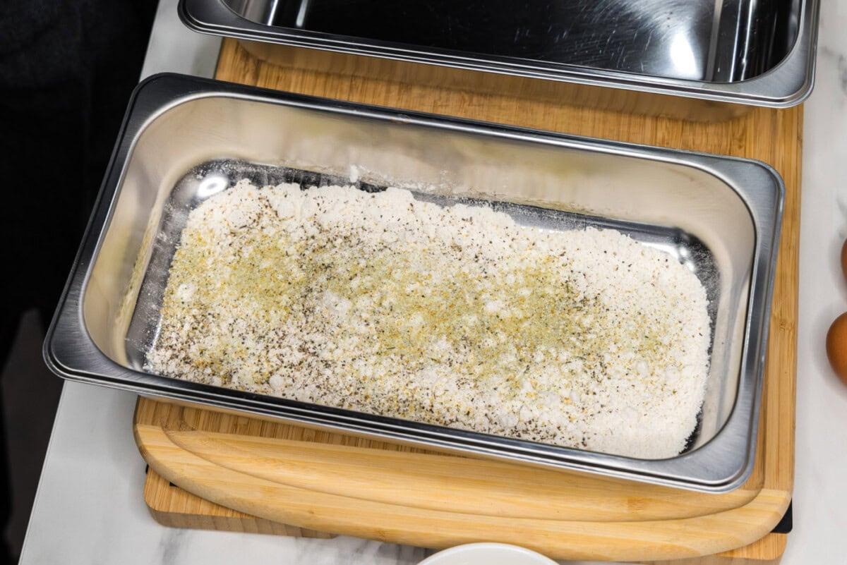 dredging tray with flour, pepper, and garlic salt