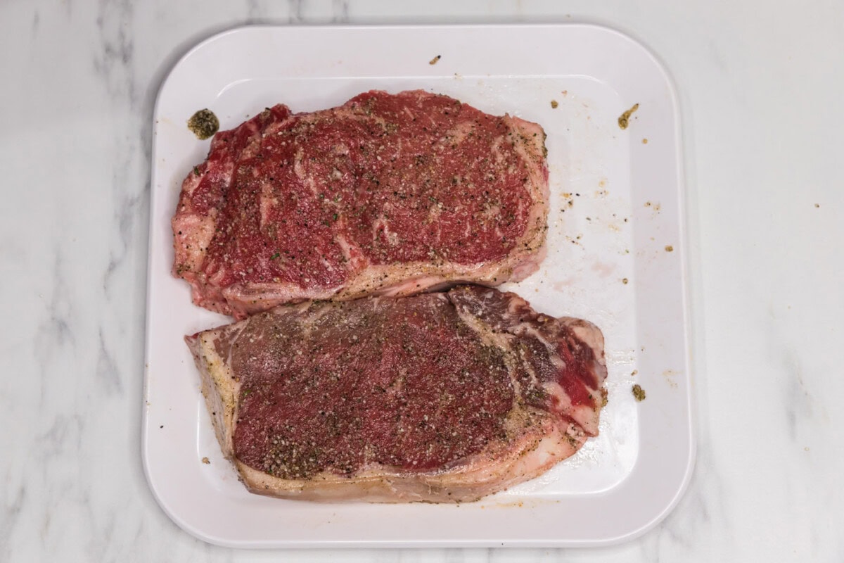 olive oil mixture rubber over steak