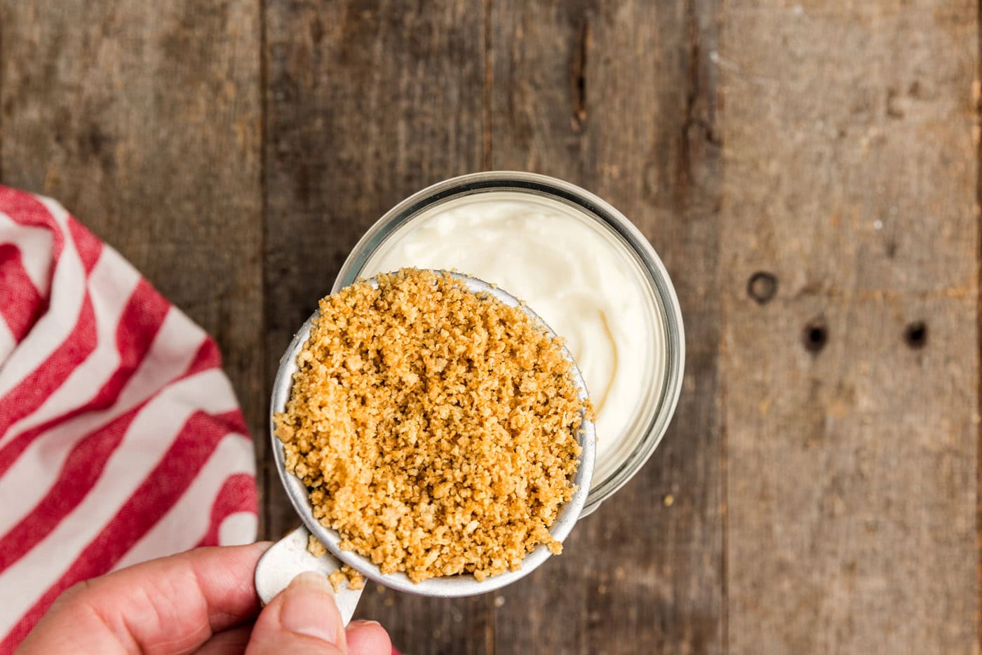 grahan cracker in cup