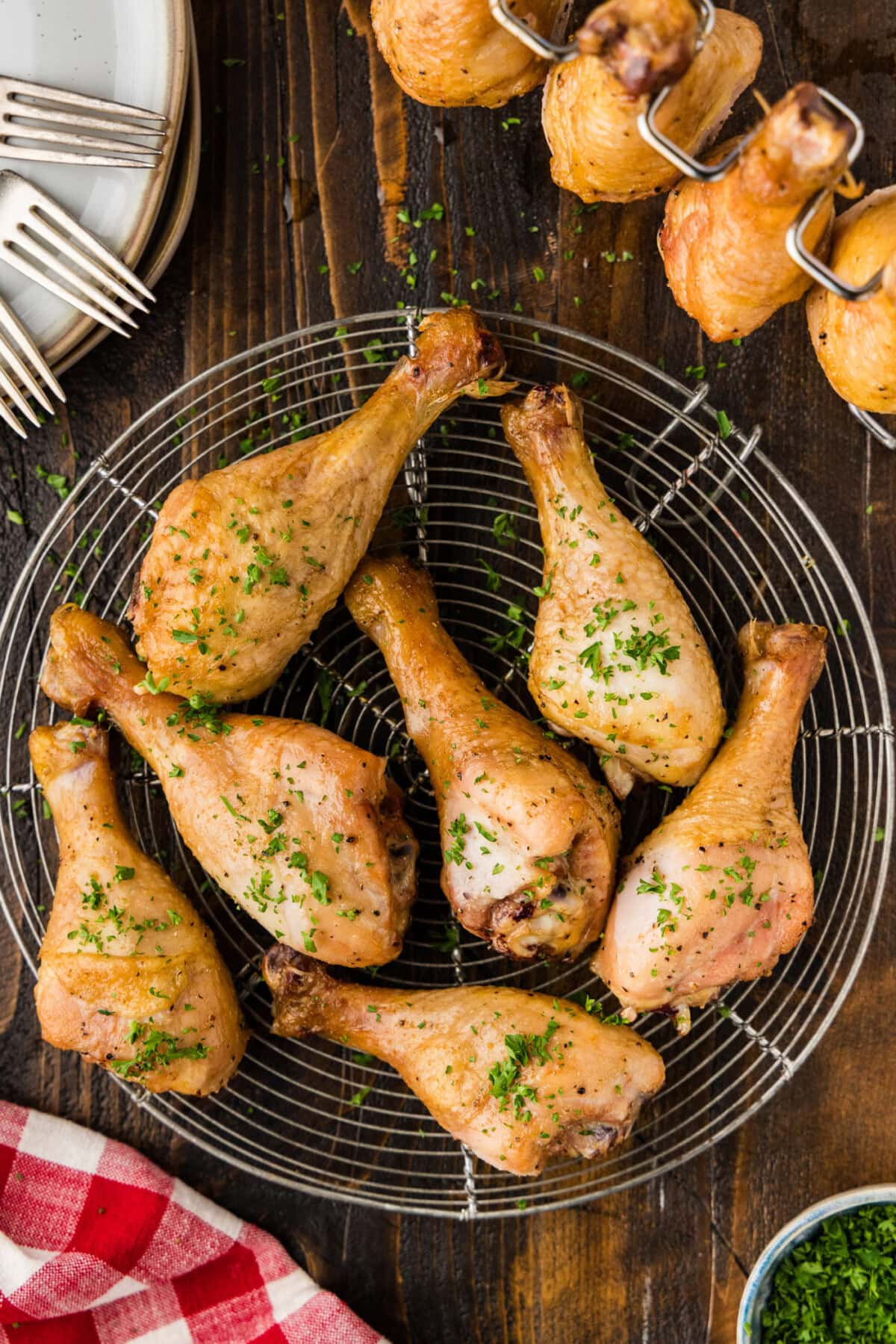 smoked chicken drumsticks  on a wire rack